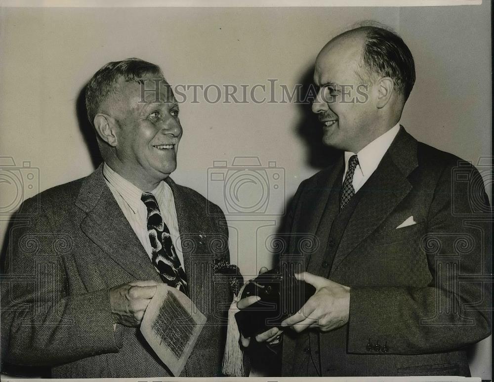 1945 Press Photo Seattle, wash. Hugh A Matier & Dr. Richard Fuller at art museum - Historic Images