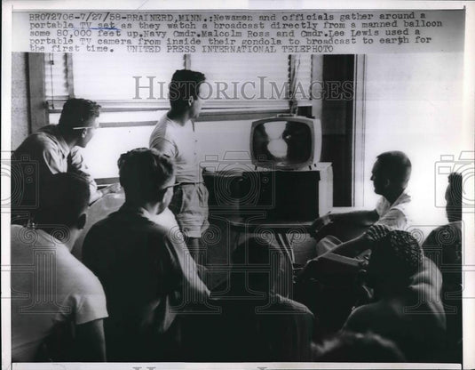 1958 Press Photo Brainerd,Minn, people watch Navy flight on portable TV - Historic Images