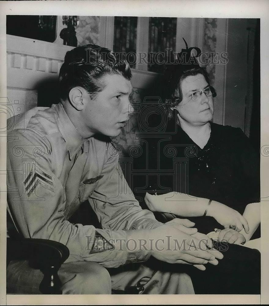 1945 Press Photo Sgt. Ronald M. Zinke w/ his aunt Lydia Micko after he arrived - Historic Images