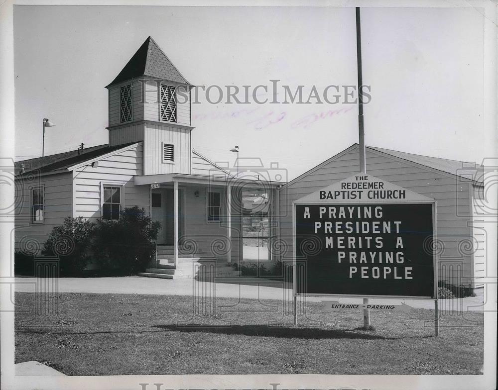 1953 Press Photo Los Angeles Church Sign Praying President Merits Praying People - Historic Images