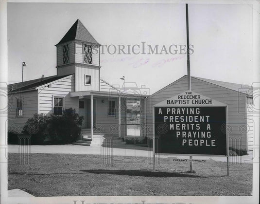 1953 Press Photo Los Angeles Church Sign Praying President Merits Praying People - Historic Images