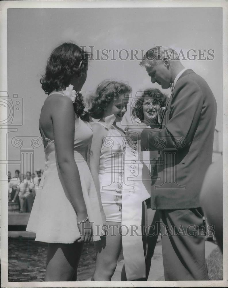 1948 Press Photo Bob Belcher pins Queen&#39;s Ribbon on Nancy Blake - neb12044 - Historic Images