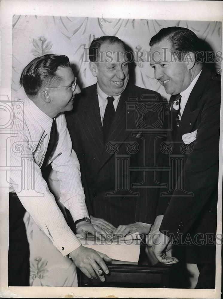 1944 Press Photo R. Shaefer, Albert Bannister and Edward Gilliland - Historic Images