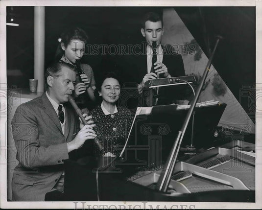 1956 Press Photo Head of USIA Arthur Larson with Florence, Anna and Lex - Historic Images
