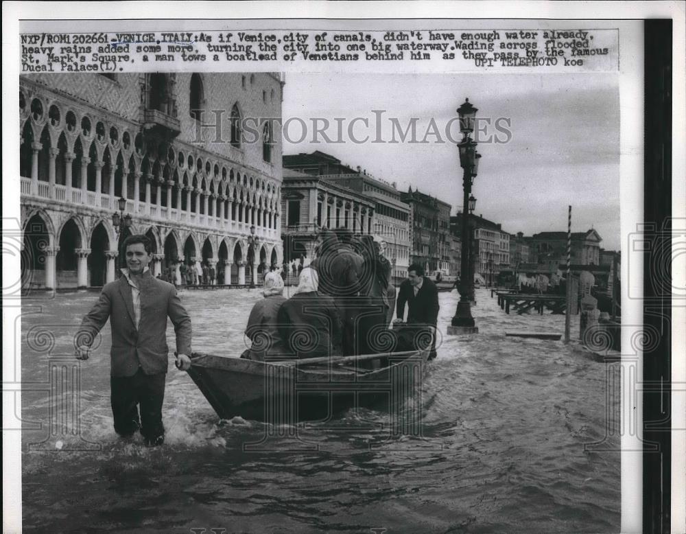 Press Photo View Of Man Towing A Boatload Of Venetians After Flood In Italy - Historic Images