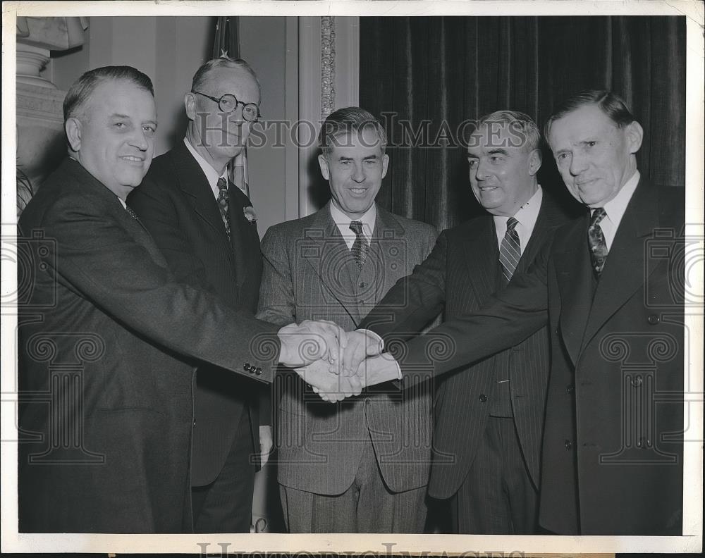 1943 Press Photo VP Henry Wallace greets GOP Senators Wherry, Hawkes, Moore - Historic Images