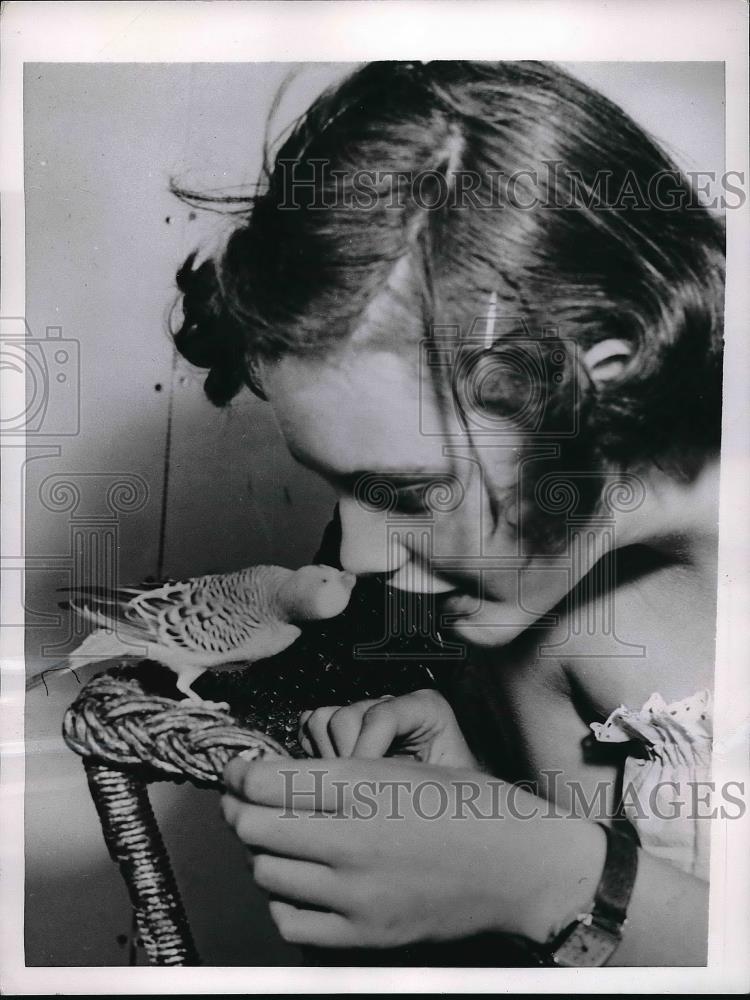 1952 Press Photo Janet Lee Maples Nuzzles Pet Parakeey Teeto - neb18615 - Historic Images