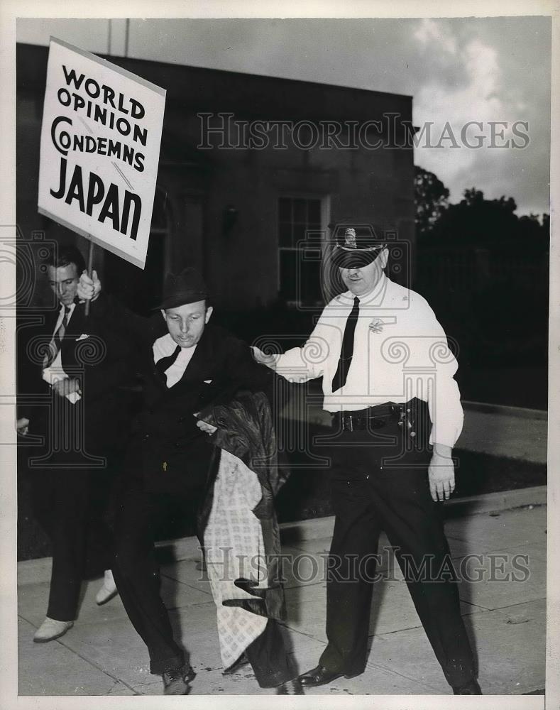 1937 Press Photo Inspector James Beckett arresting picketing EH Oimund in front - Historic Images