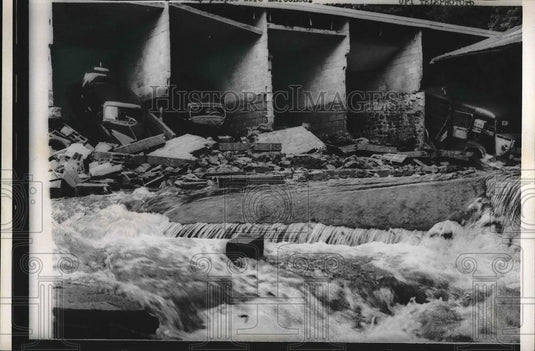 1960 Press Photo Flood Waters Overrun Buildings And Cars In Aubusson, France - Historic Images