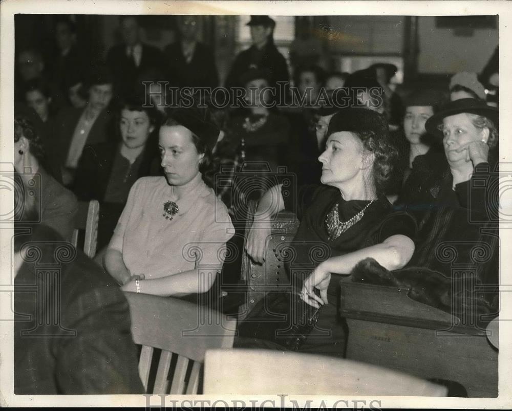 1940 Press Photo Dr. O.J. Johnson and daughter and wife at hearing - Historic Images