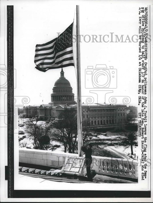 1963 Press Photo Capitol Policeman J. Tobrit lowers the Sen. Office Bldg flag - Historic Images