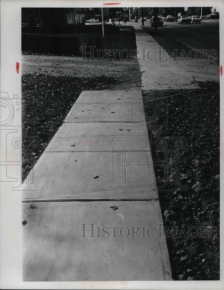 1968 Press Photo View of Side walks and Grass - Historic Images