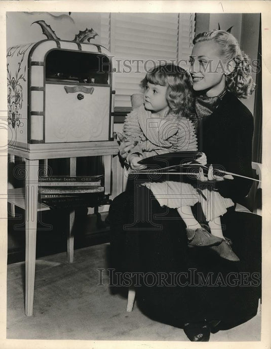 1948 Press Photo Patricia Windsor holding bedridden patient Patti Grau, 4 - Historic Images