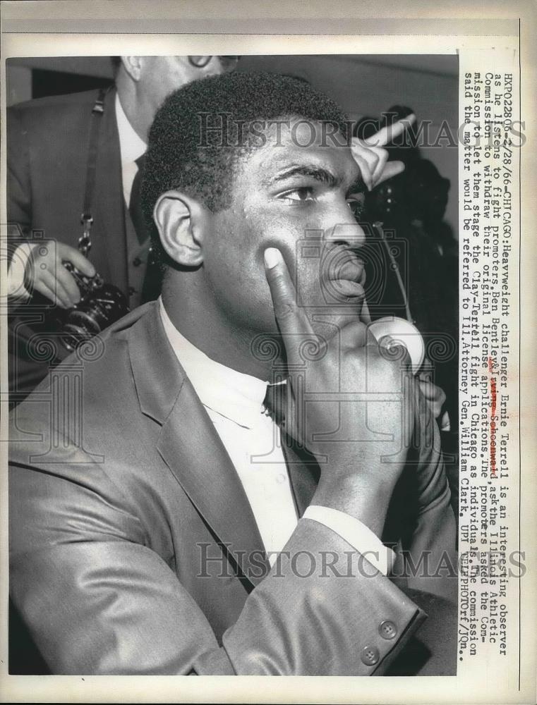 1966 Press Photo Ernie Terrell Heavyweight Boxer Illinois Athletic Commission - Historic Images