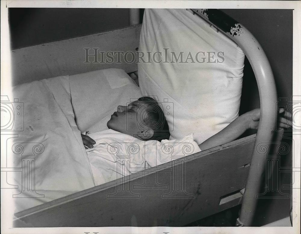 1939 Press Photo Mart Neau Struck by auto of Audrey Gray fighting for life - Historic Images