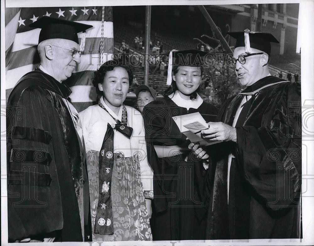 1955 Press Photo University of Illinois Commencement Miss yOun, Dean Joseph - Historic Images