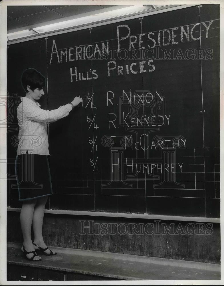 1968 Press Photo Mrs. Sandra Mills Placing Bets On Presidential Race In London - Historic Images