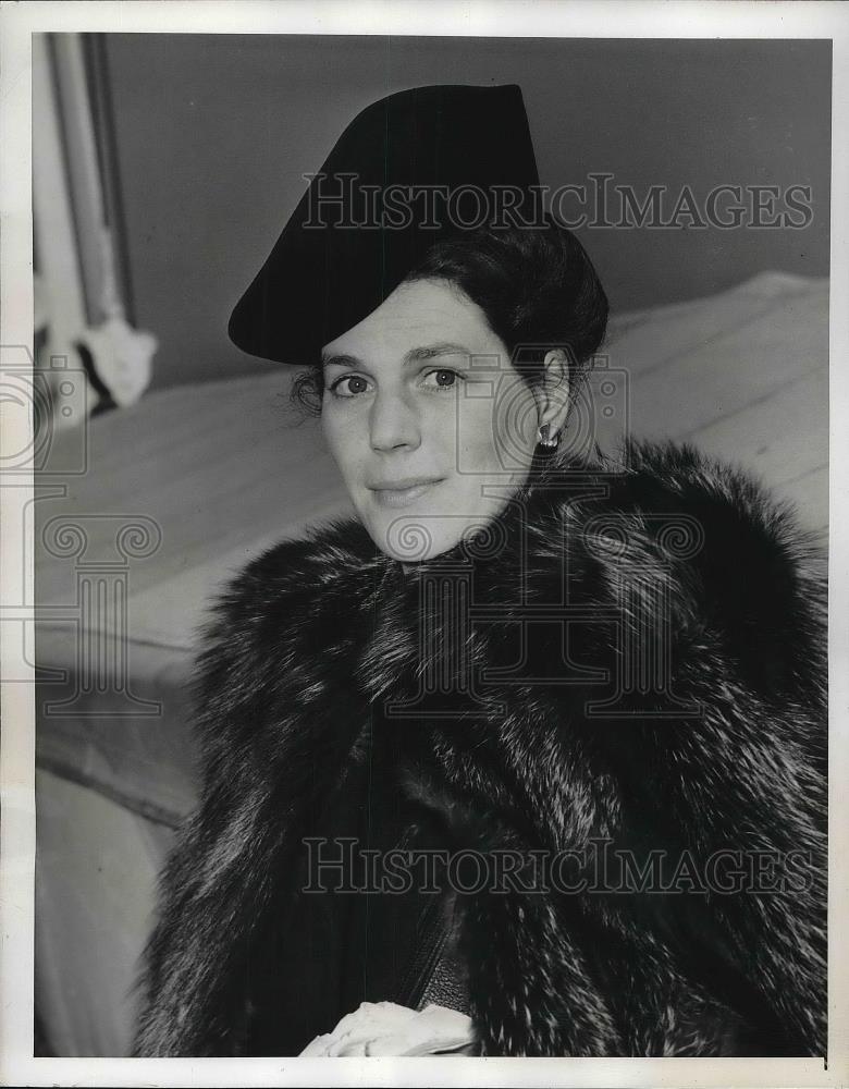 1941 Press Photo The Countess Bernadotte arrives on S. S. Siboney from Lisbon - Historic Images