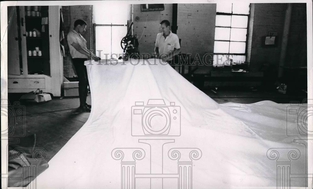 1968 Press Photo Robert Newman John Coward Manufacturing - Historic Images