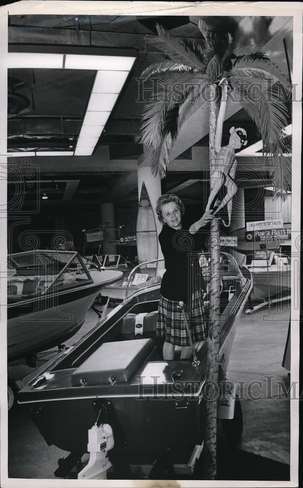 1966 Press Photo Elsie Zunbich at Boat Show - Historic Images