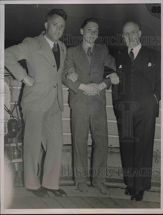 1937 Press Photo Waeter Ziegast Gerd Dumcke CK Froehlich Hamburg American Line - Historic Images