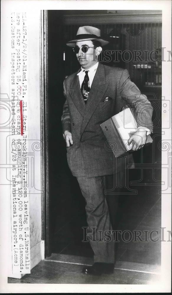 1951 Press Photo Eli Stern Leaving U.S. Marshalls, Arrested Smuggling Diamonds - Historic Images