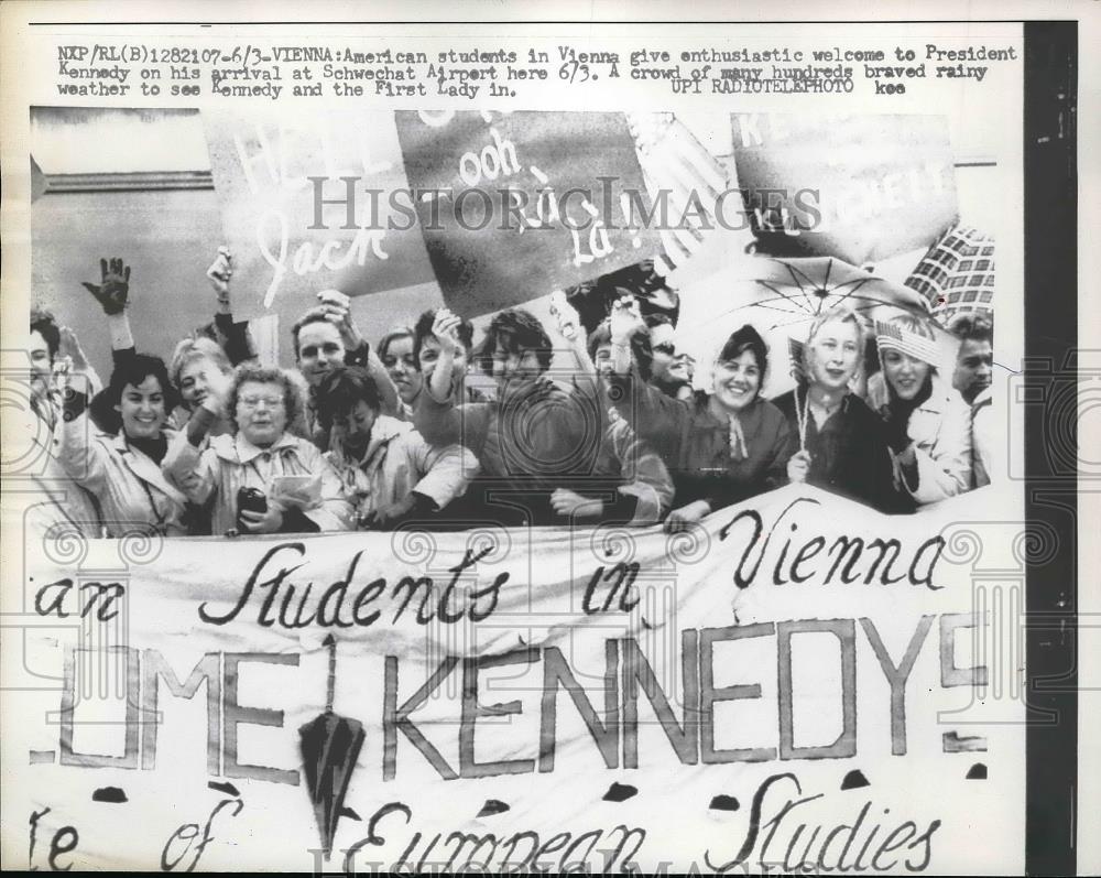 1961 Press Photo Students awaiting the arrival of President Kennedy - Historic Images