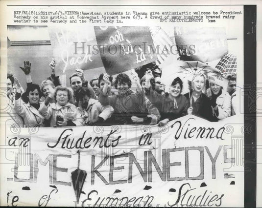1961 Press Photo Students awaiting the arrival of President Kennedy - Historic Images