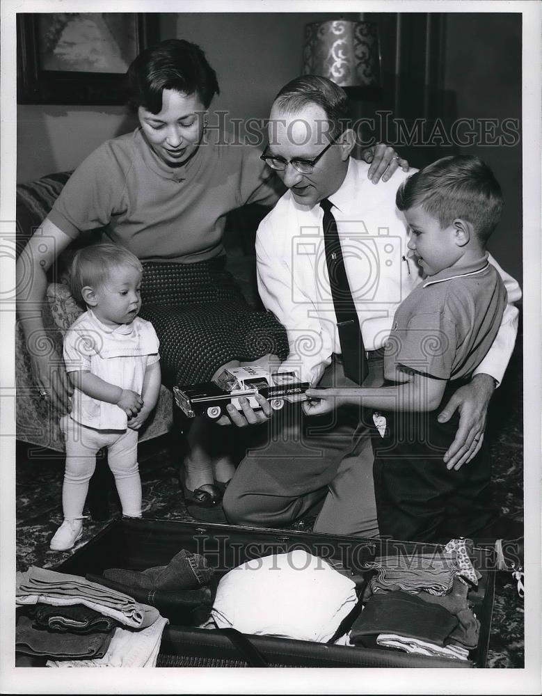 1962 Press Photo Dr. &amp; Mrs. Frank Zwenier &amp; Children, Medical Missionaries - Historic Images