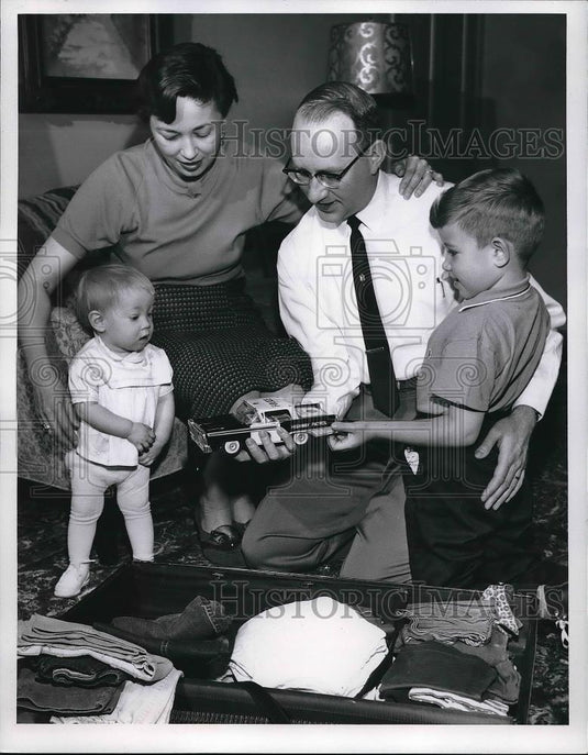 1962 Press Photo Dr. & Mrs. Frank Zwenier & Children, Medical Missionaries - Historic Images