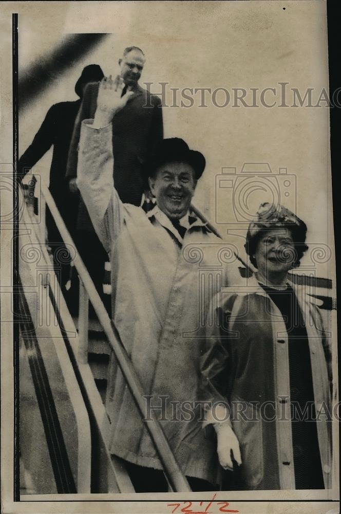 1963 Press Photo Prime Minister Lester Pearson and his wife arriving in London - Historic Images