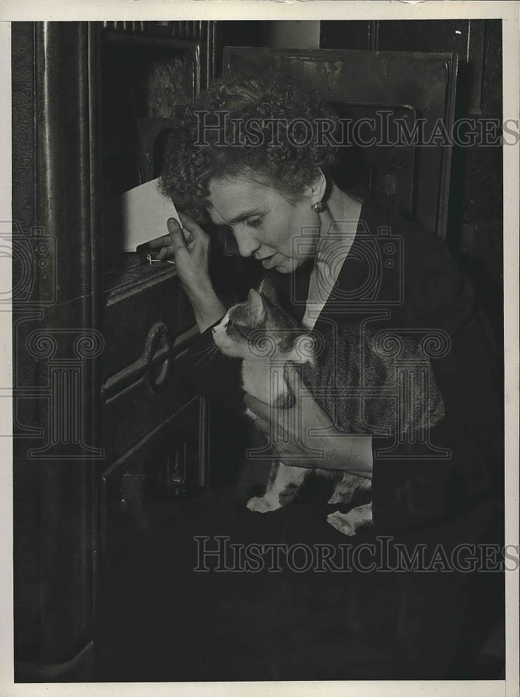 1945 Press Photo Mrs. Pittslley with kitten - Historic Images