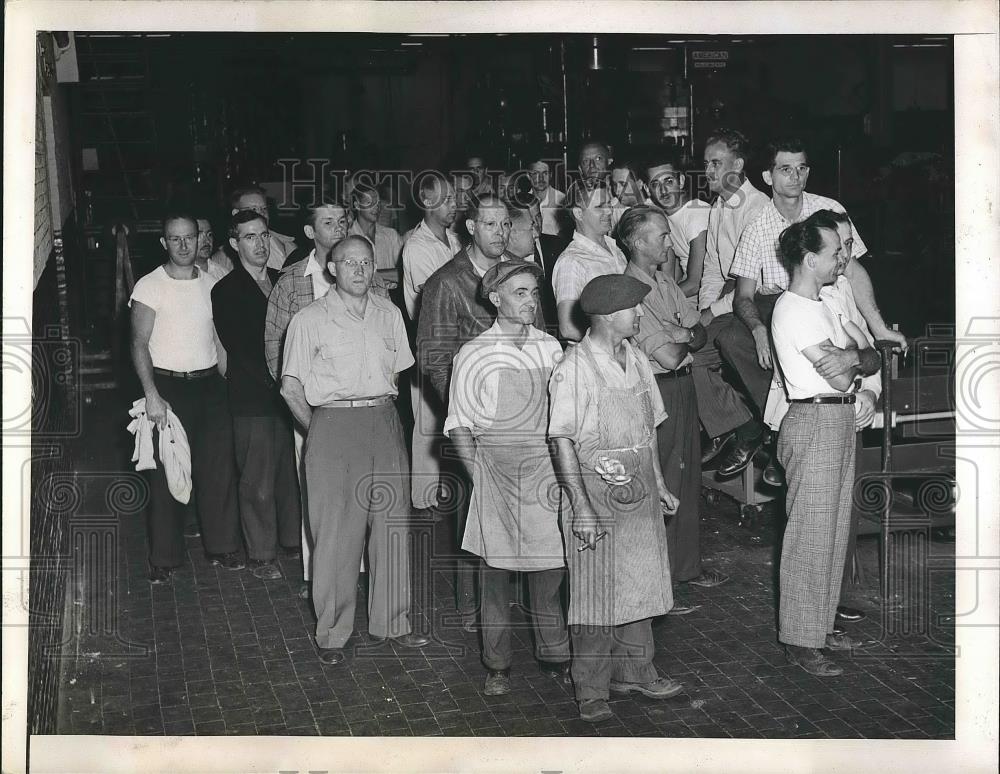 1945 Press Photo Grumman Aircraft Workers Return After Summoned - Historic Images