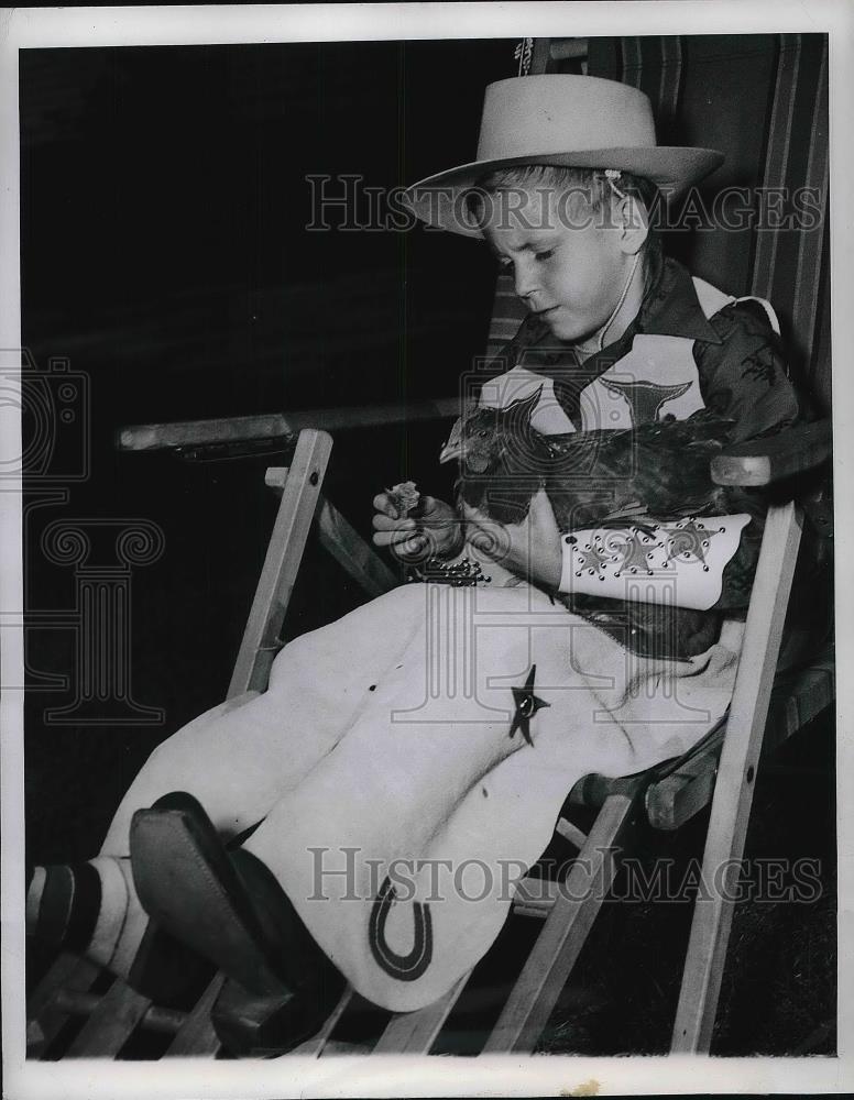 1947 Press Photo Franklin Goll Plays With Pet Chicken On Returning Home - Historic Images