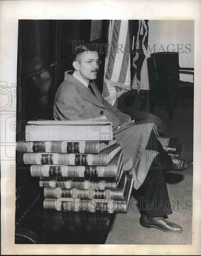 1943 Press Photo Albany New York City Comptroller Lawrence J Ehrhardt - Historic Images