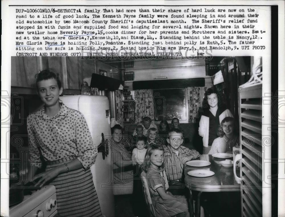 1959 Press Photo Beverly Payne Cooks Dinner For Her Parents &amp; Siblings - Historic Images