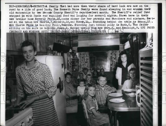 1959 Press Photo Beverly Payne Cooks Dinner For Her Parents & Siblings - Historic Images