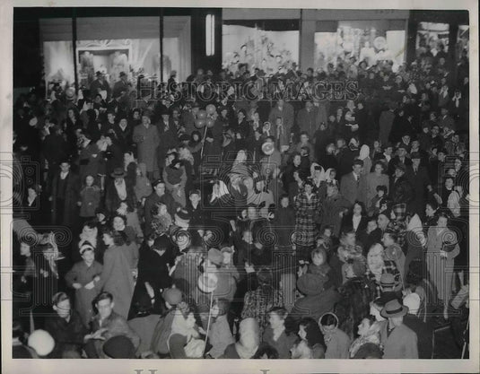 1948 Press Photo Chester Avenue Carnival Watchers - Historic Images