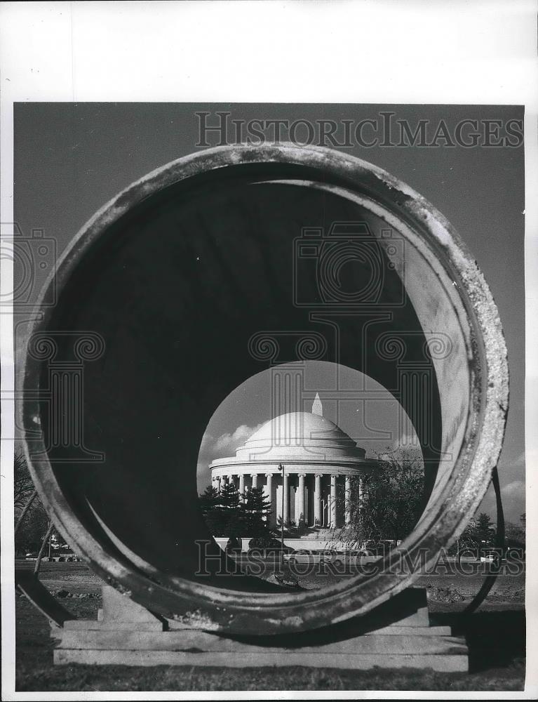 1960 Press Photo Jefferson Memorial Framed in Sewer Pipe in Washington D.C. - Historic Images