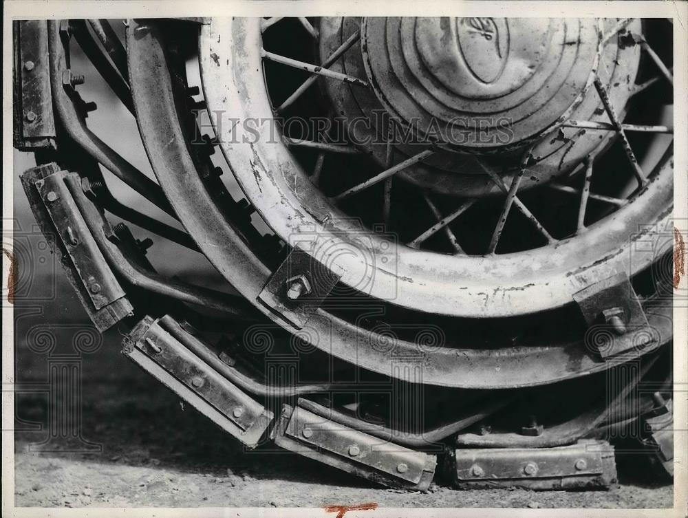 1942 Press Photo Portland Oregon Floyd Bradford invention to replace old Tires - Historic Images