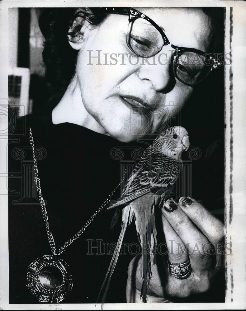 1963 Press Photo Mrs Thomas Maloney Holds Felix The Parakeet Born With Two Tails - Historic Images