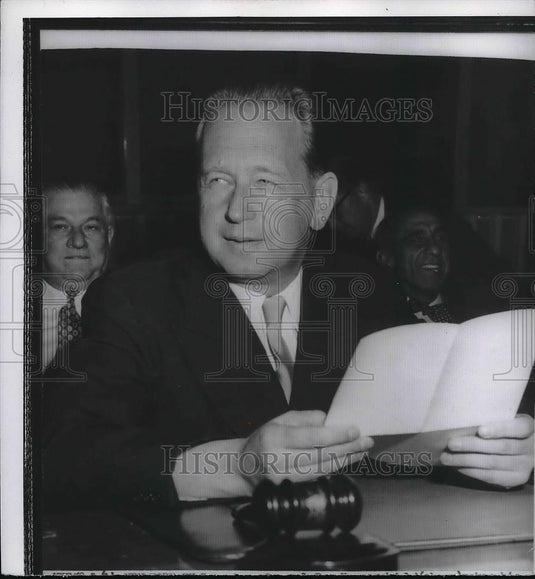 1955 Press Photo Hamm Arsljald posing for photo - Historic Images