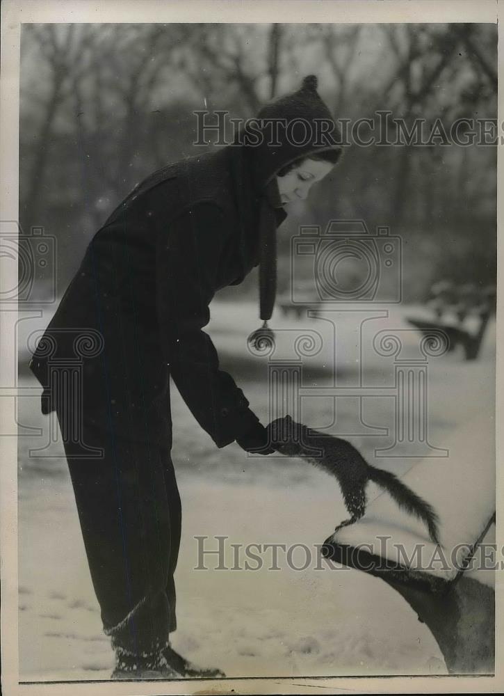 1940 Press Photo Elva Richardson feeds a squirrel in Chicago - Historic Images