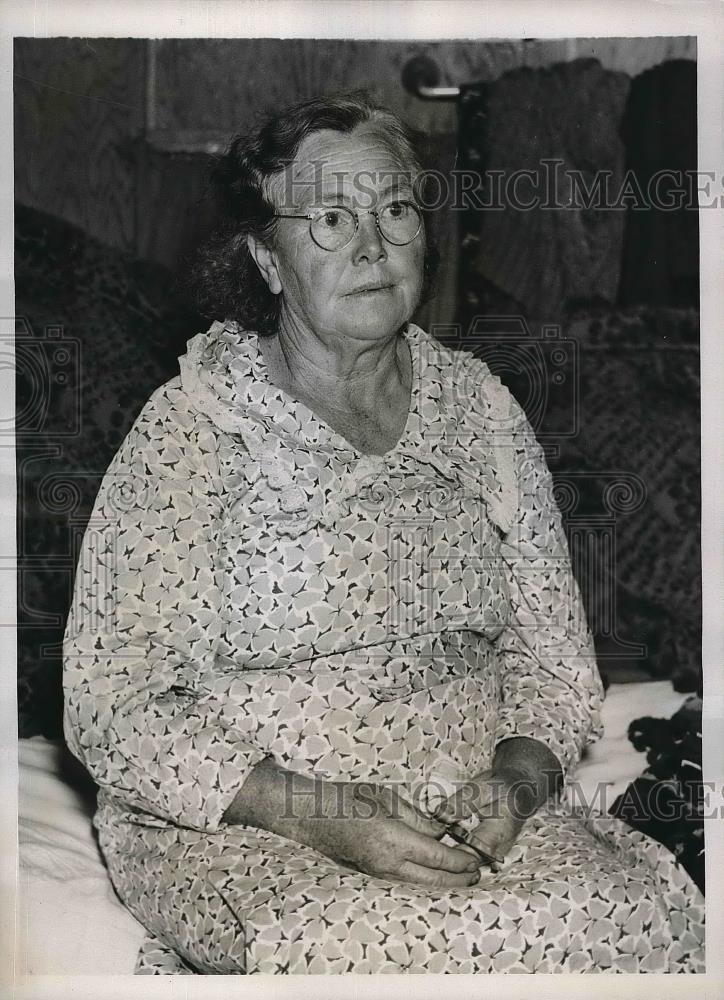 1937 Press Photo Mrs. Paul Hahn First Trailer Widow Revere, Massachusetts - Historic Images