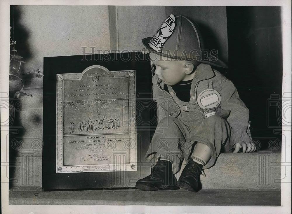 1940 Press Photo Donald Boyton Looks at Award for Fire Waste Contest in Lakewood - Historic Images