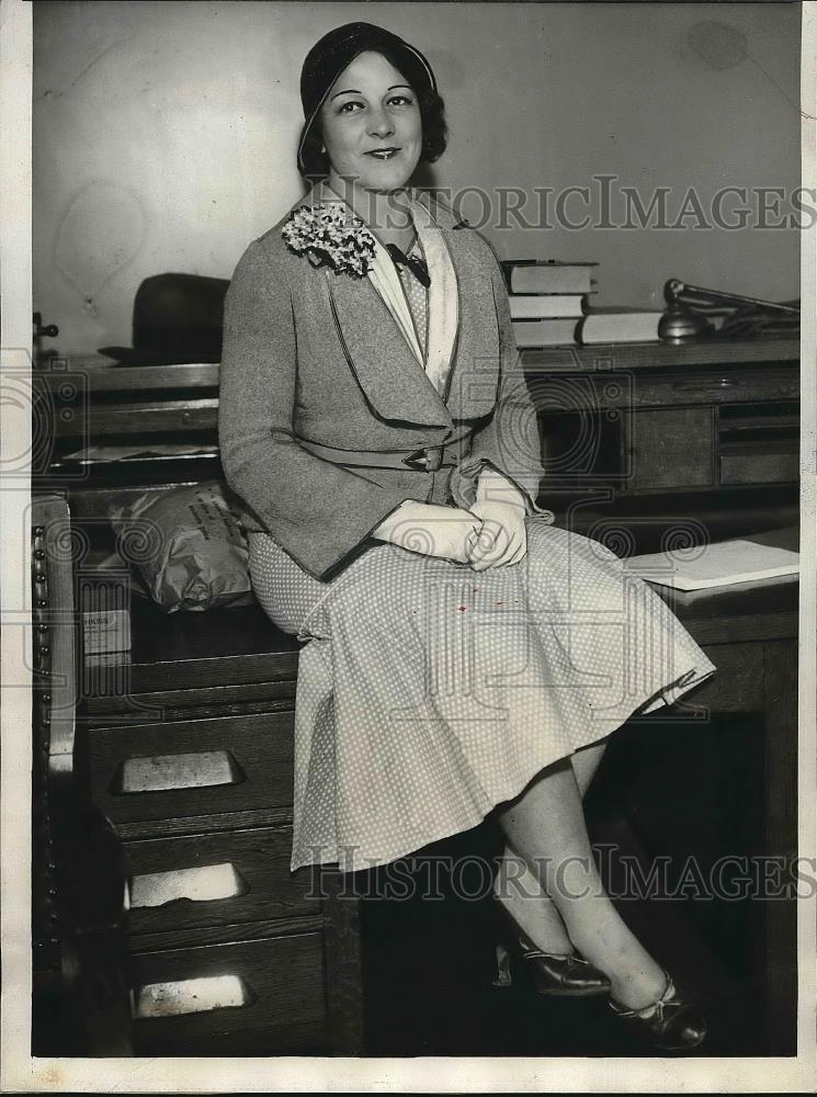 1932 Press Photo Lucille Strong arrested in Chicago for theft of a coat - Historic Images