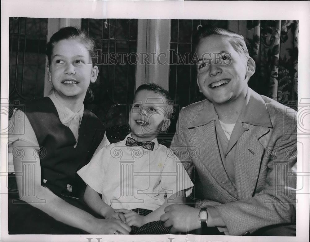 1954 Press Photo Kathy Robbins, Eric Lipson, Howard Plotkin, Healthy Teeth Award - Historic Images