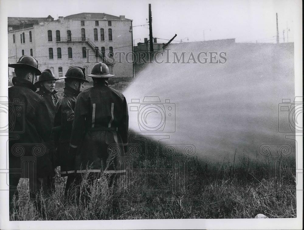 1962 Press Photo Fireman Lt. Vince Peterson Demonstrates Fog Nozzle - Historic Images