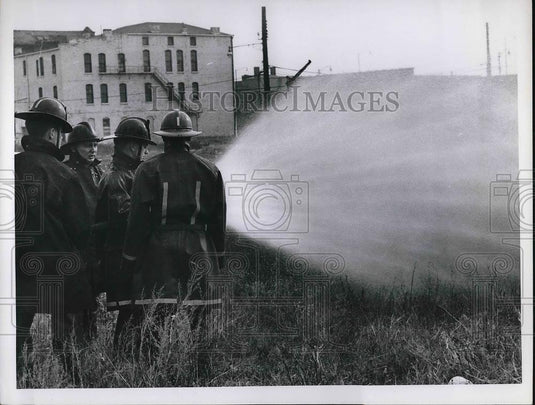 1962 Press Photo Fireman Lt. Vince Peterson Demonstrates Fog Nozzle - Historic Images