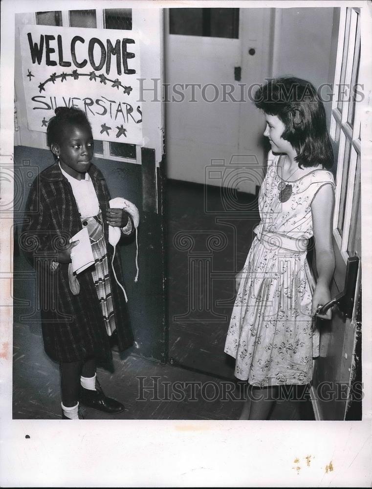 1962 Press Photo Karen Campbell, 10, Sheila Chapman, 11, at West Side Community - Historic Images